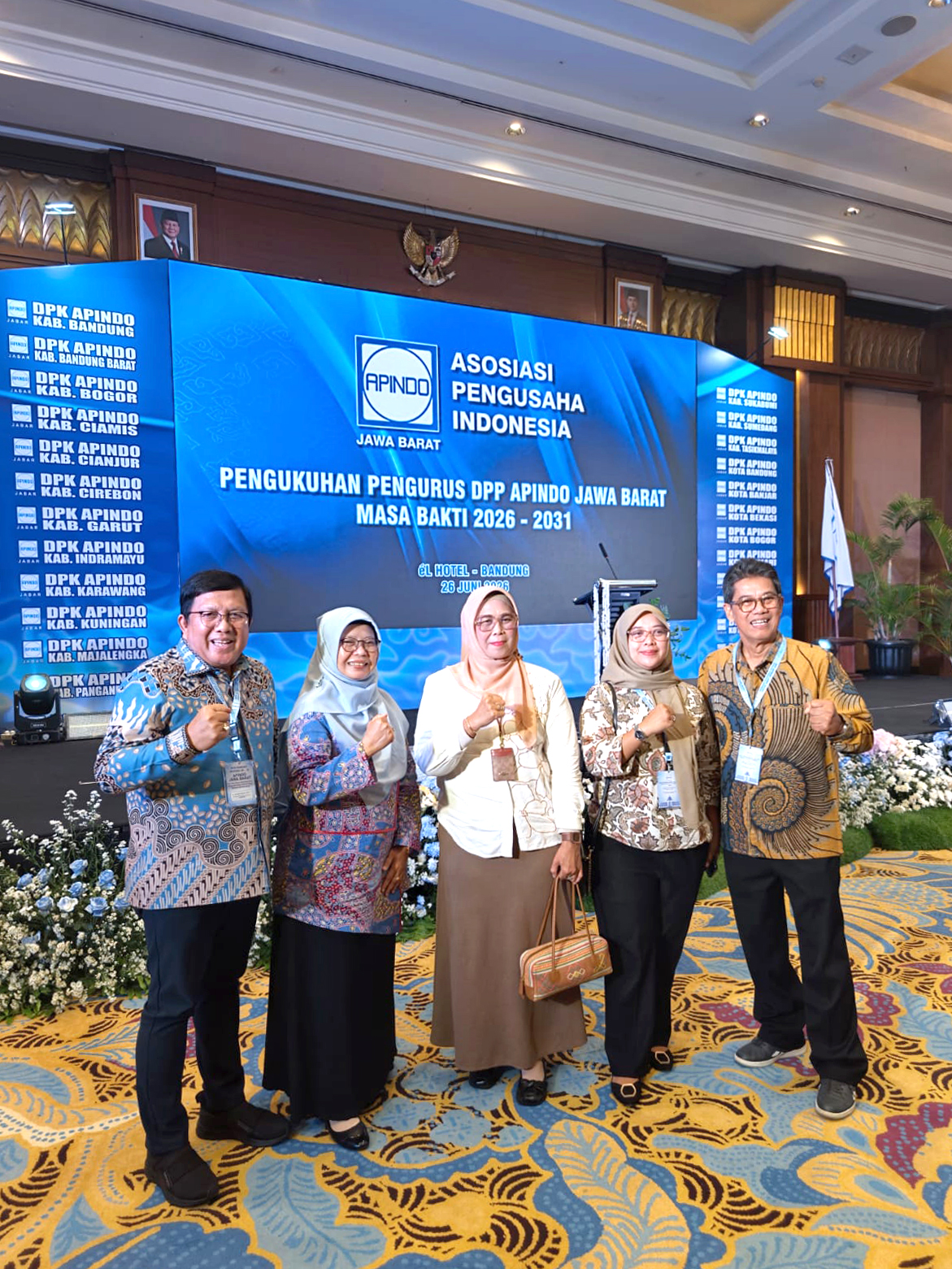 Foto Bersama dengan Kepala Dinas Tenaga Kerja Provinsi Jawa Barat, Kepala Dinas Tenaga Kerja Kota Depok, Ketua DPK APINDO Kota Depok, Ketua DPK APINDO Kabupaten Bogor dan Sekretaris.